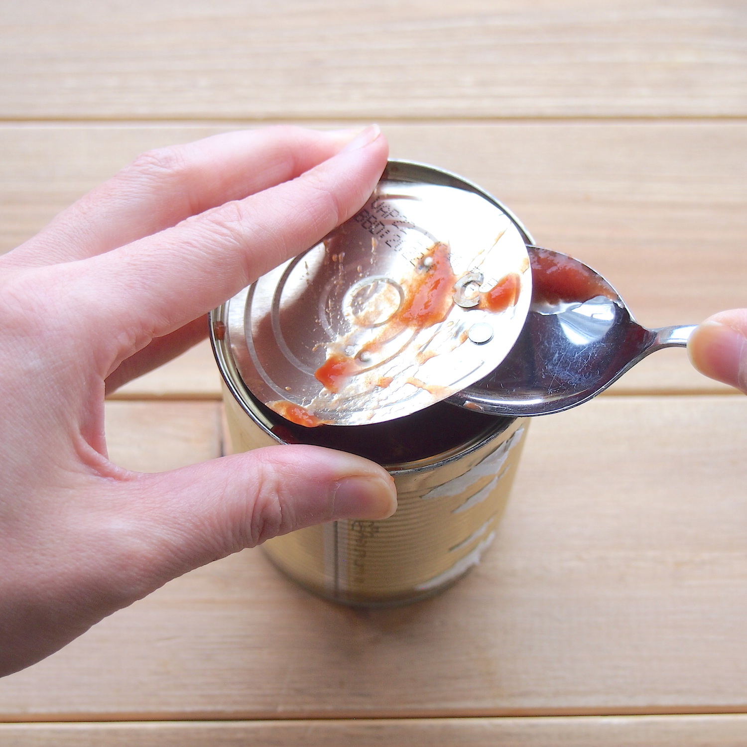 缶を開け広げる