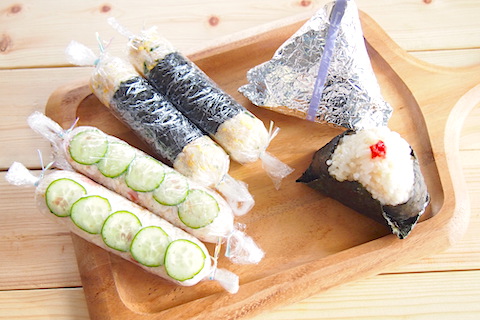 アウトドアで手を汚さず食べられる、おにぎりの作り方３選
