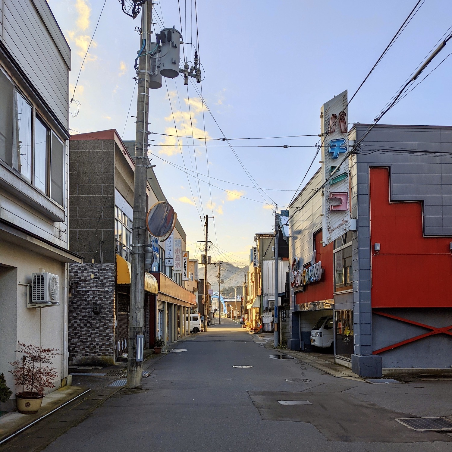 地方の商店街。右手にパチンコ