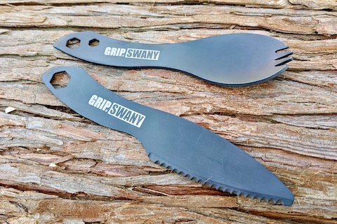 木の上に並べた4WAYカトラリーセット