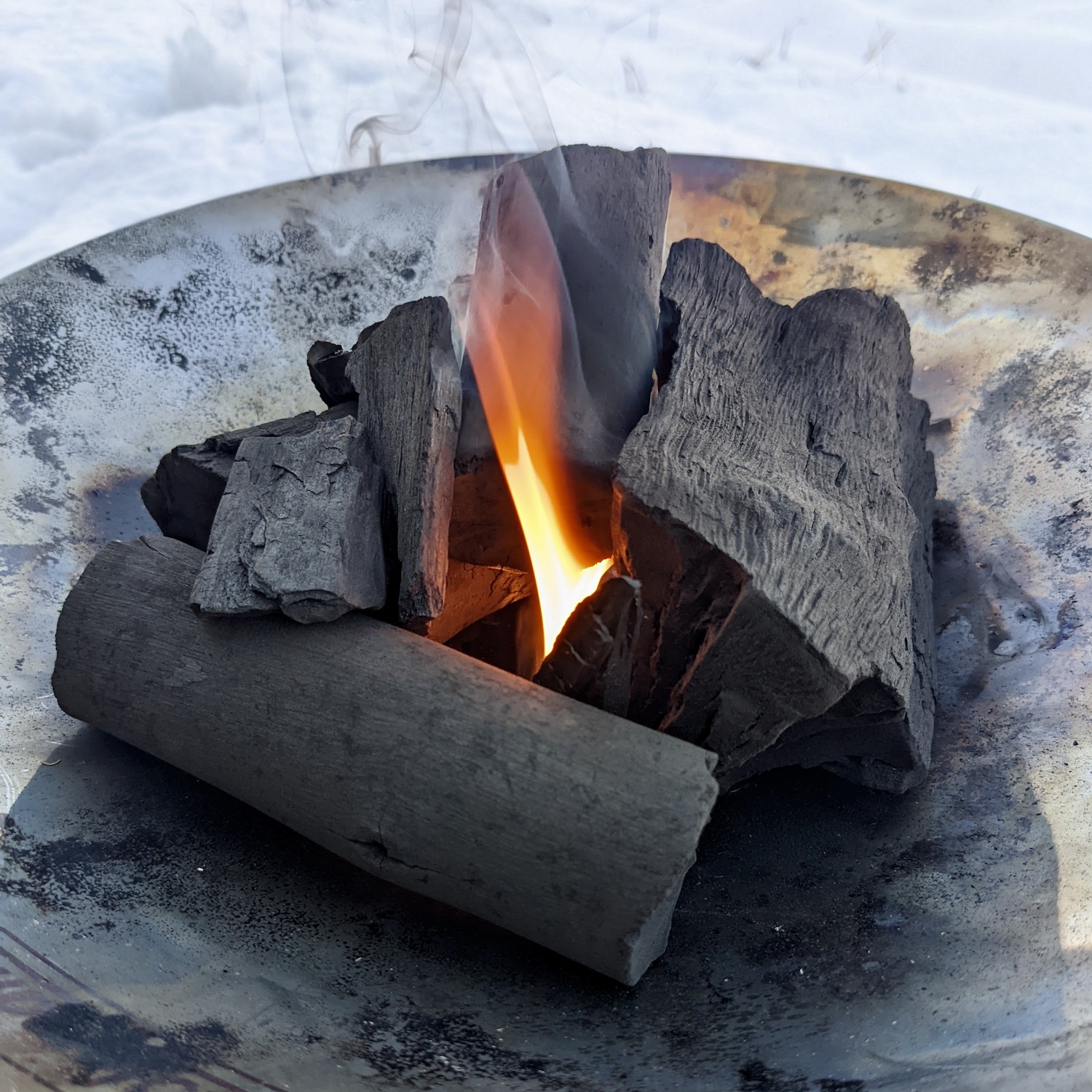 木炭がかすかに燃焼し始めている