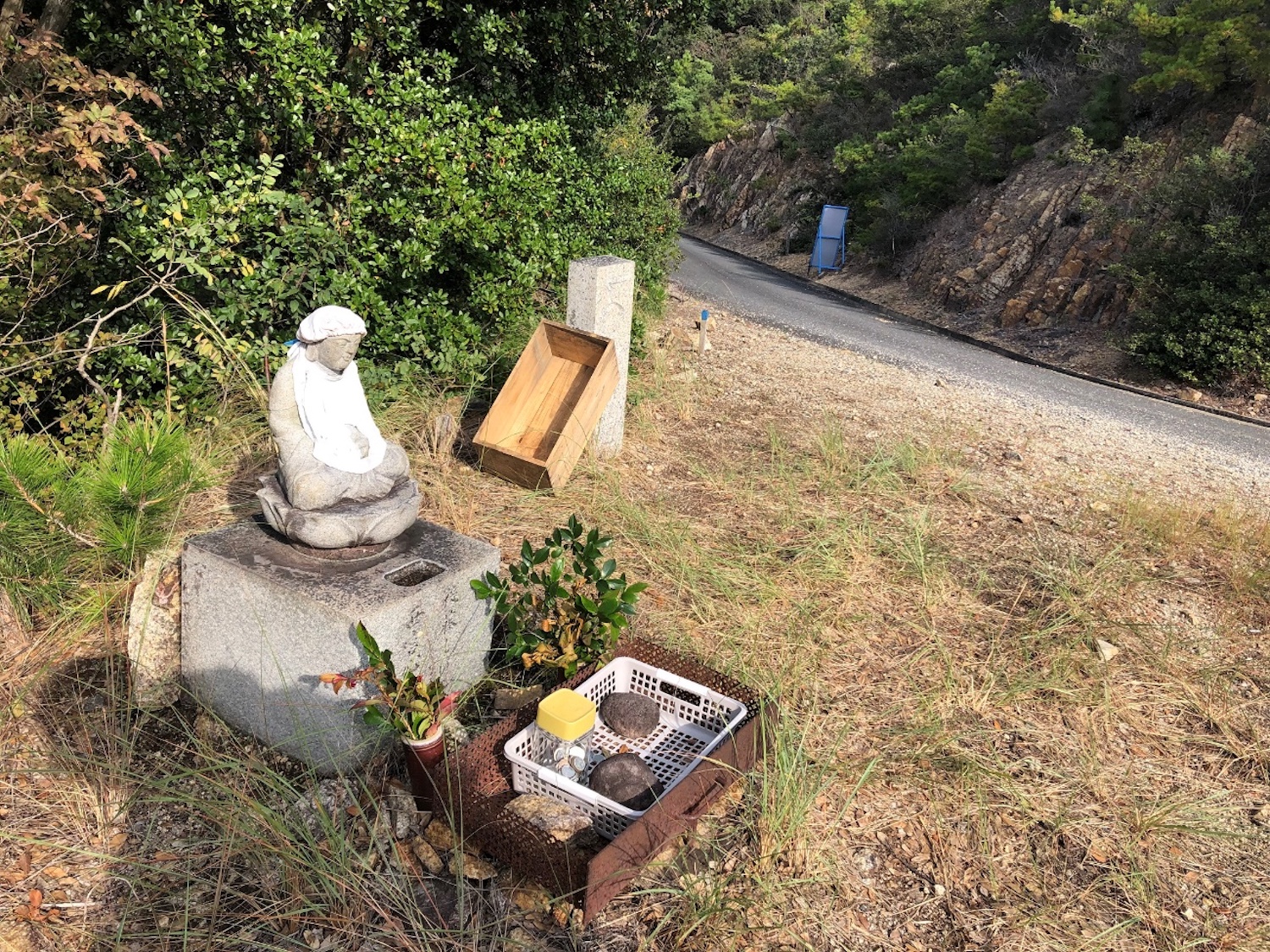 道沿いのお地蔵さん