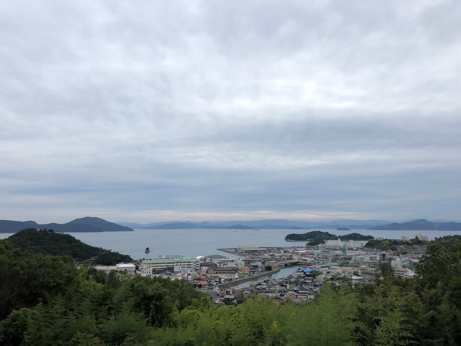 土庄地区の中枢区。奥に広がる瀬戸内海