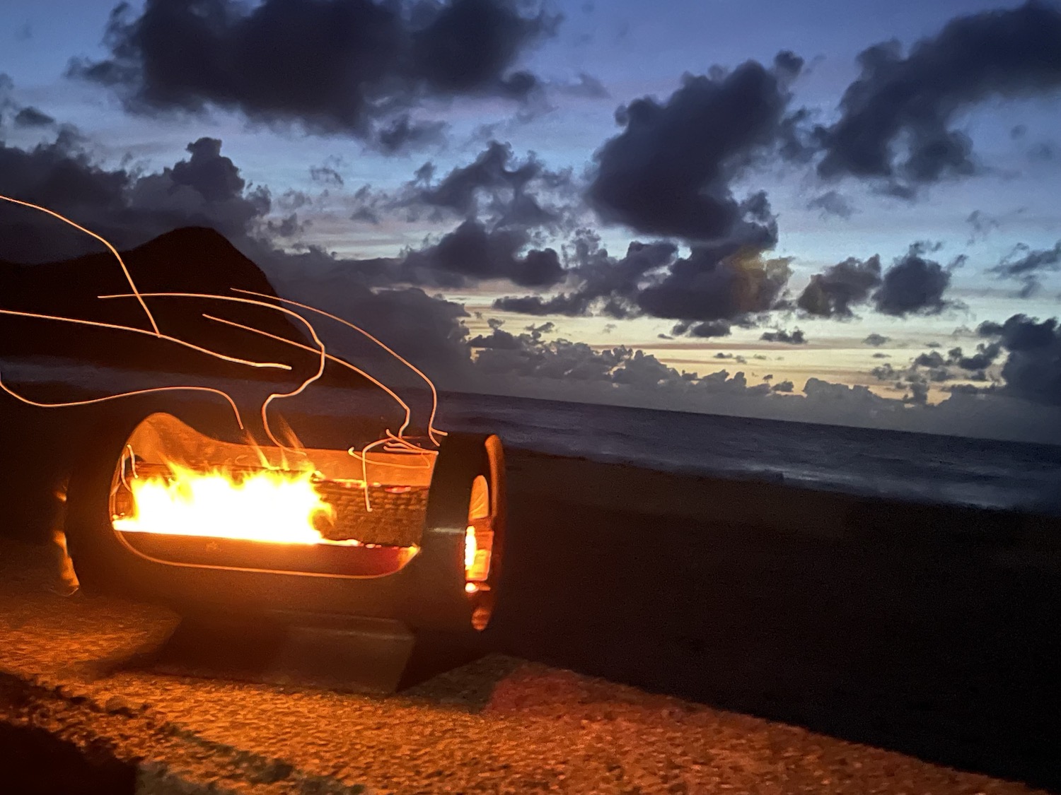 海の日没風景と焚き火