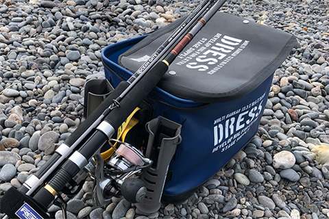 釣り竿とクーラーバッグ