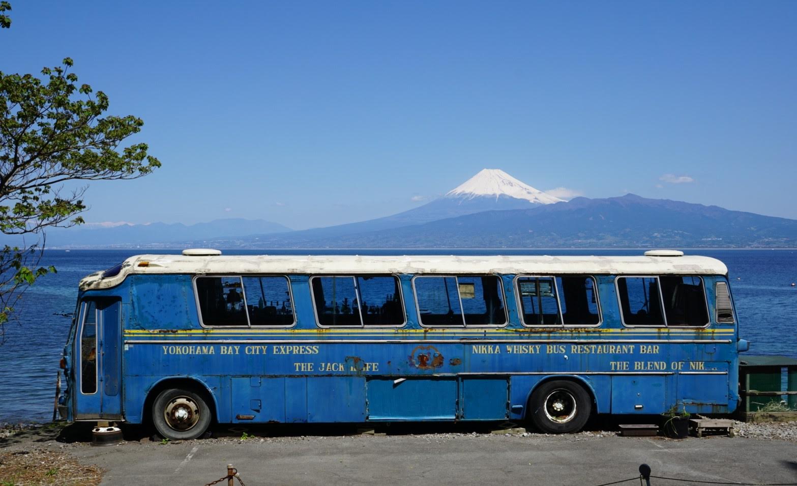 富士山を背景に「The Old Bus」