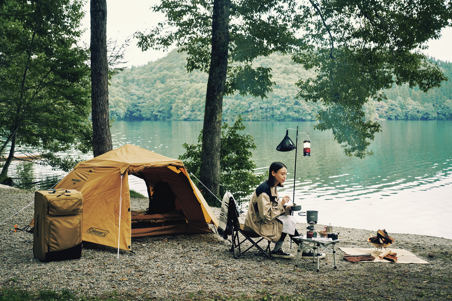 水辺でキャンプを楽しむ女性