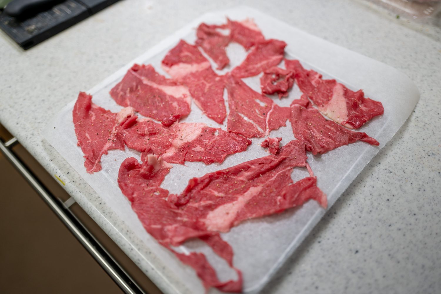 調理前の牛肉をキッチンペーパーの上に並べた様子
