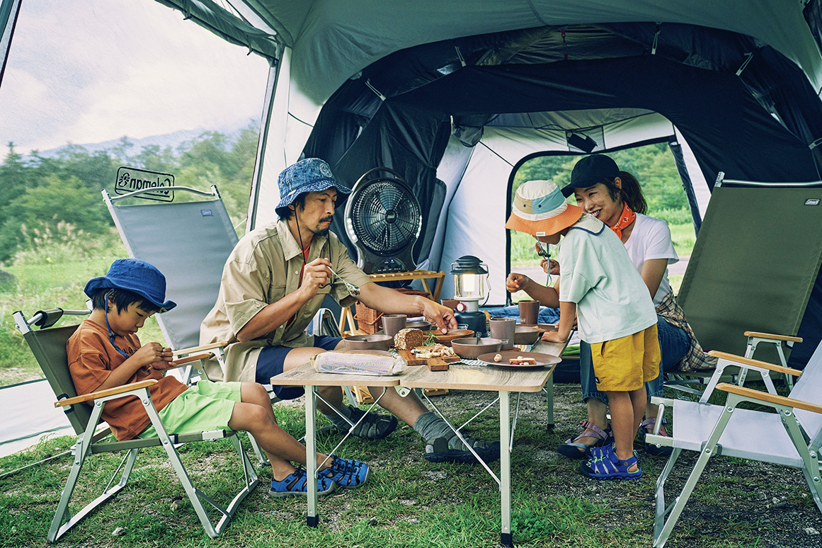 家族キャンプの食事風景