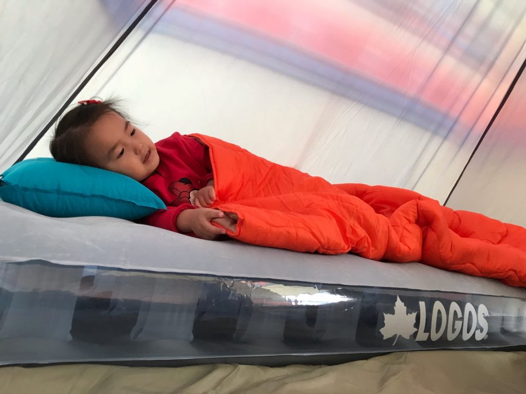 キャンプのエアベッドで眠る少女