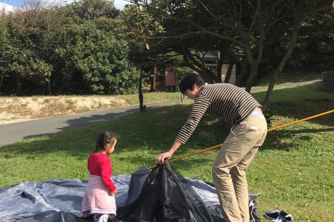 テントを立てる親子