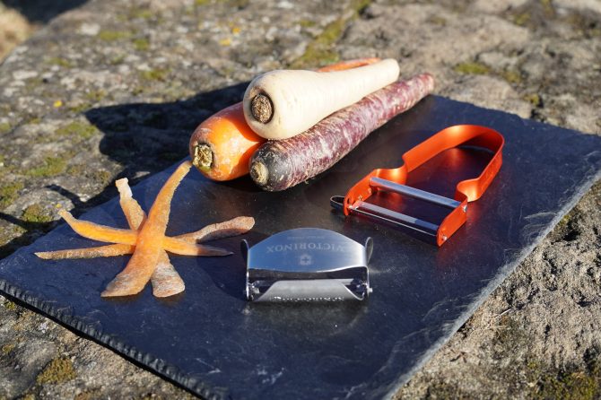 ピーラーでむいたニンジンの薄皮