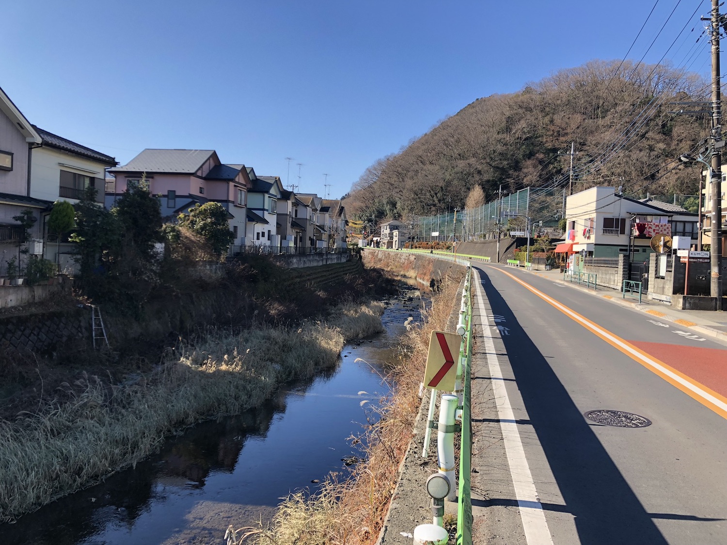 北浅川沿いを走る陣馬街道。