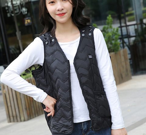 電熱ベストを着た女性