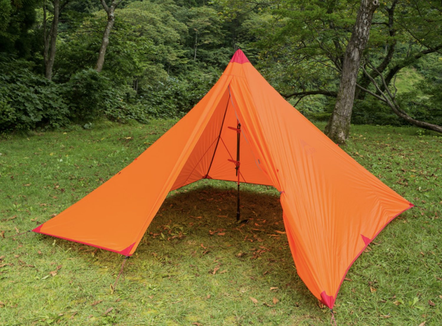 オレンジ色のテント