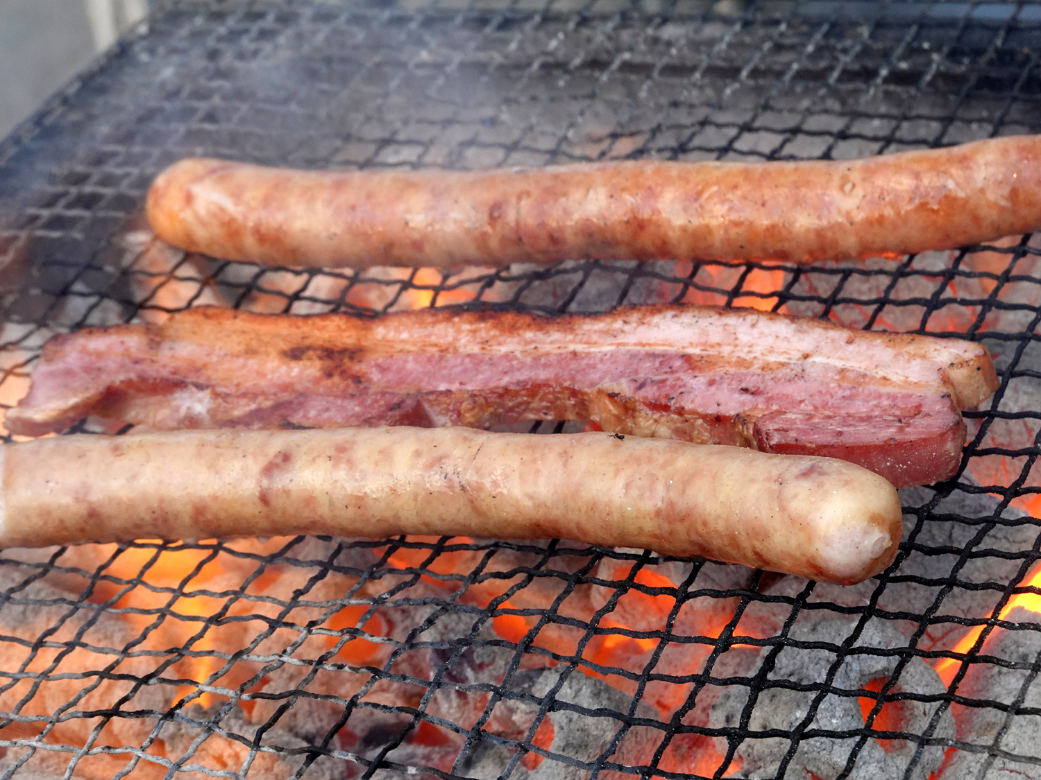 アツアツ炭火焼きウインナーと厚切りベーコンのおやつ