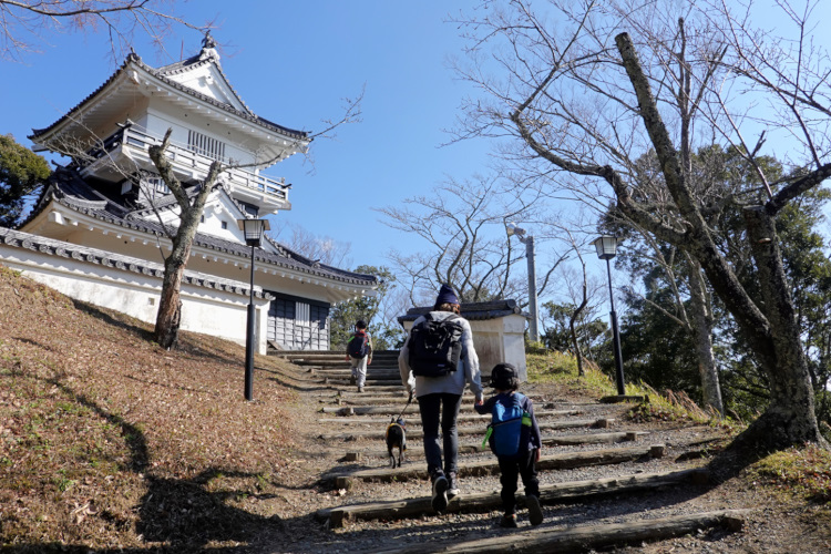 町外れの小高い山頂に鎮座する久留里城