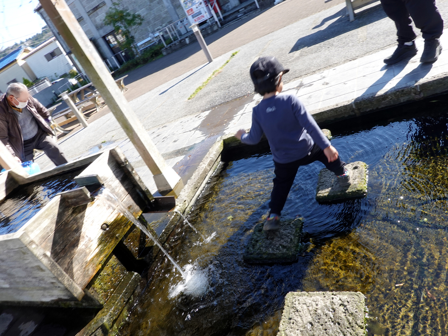 飛び石で遊びだした息子たち