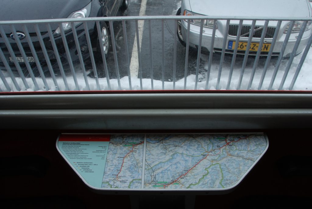 鉄道客車内のテーブルに印刷されたAndermatt周辺の地図