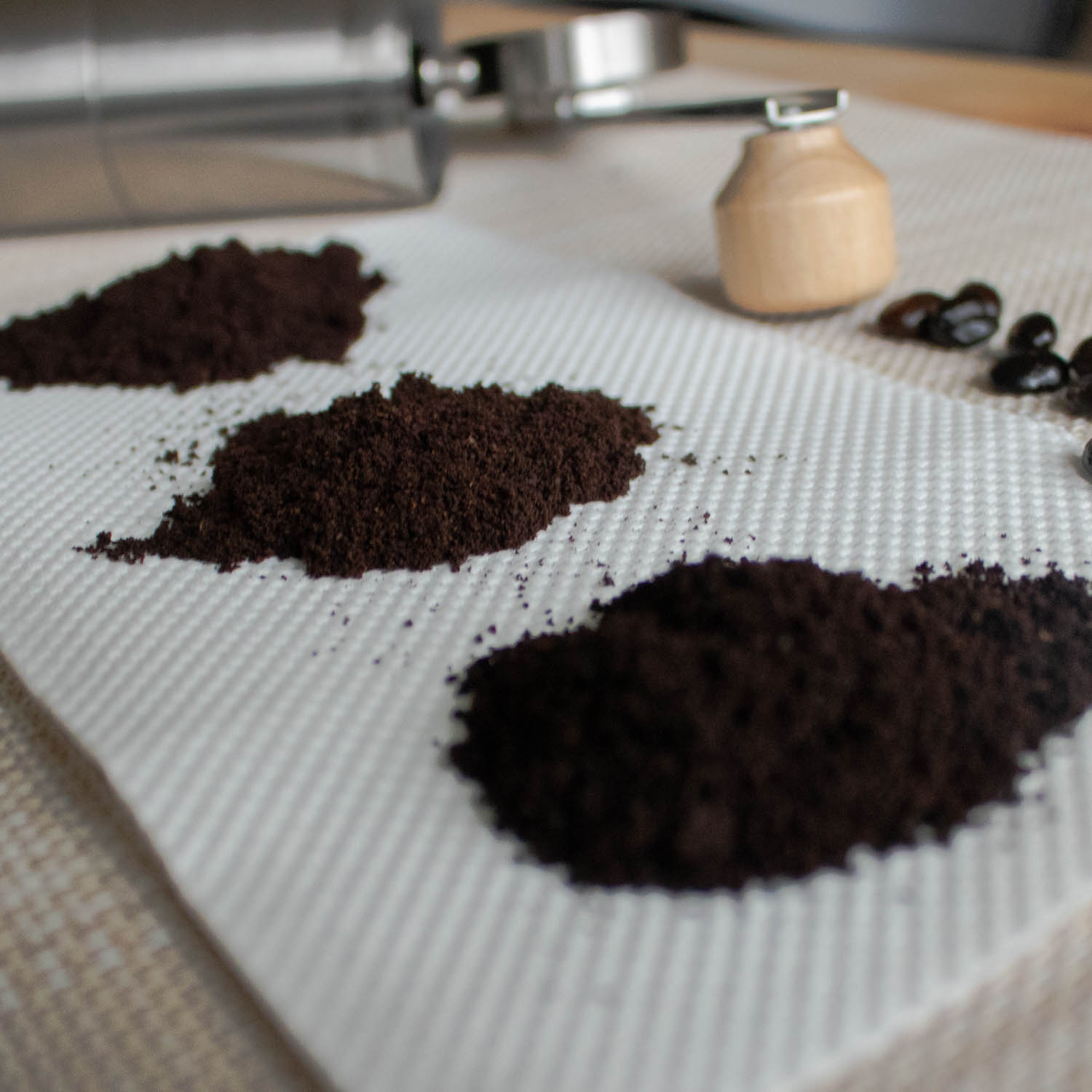 フィールドバリスタ ミルでそれぞれ異なる粗さのコーヒー粉が３つ並んでいる。