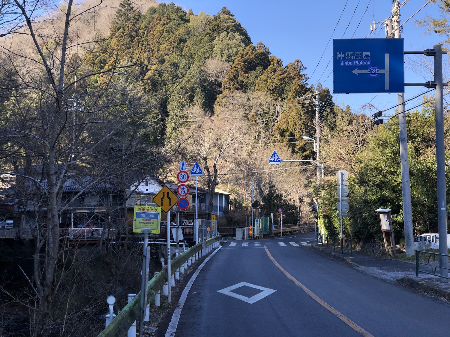 陣馬街道の分かれ道。