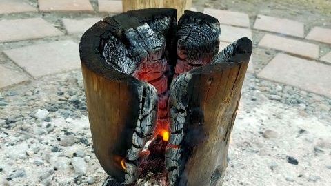 丸太ストーブって知ってる？ 「煙突効果」を活用した冬キャンプ向き焚き火ストーブの作り方