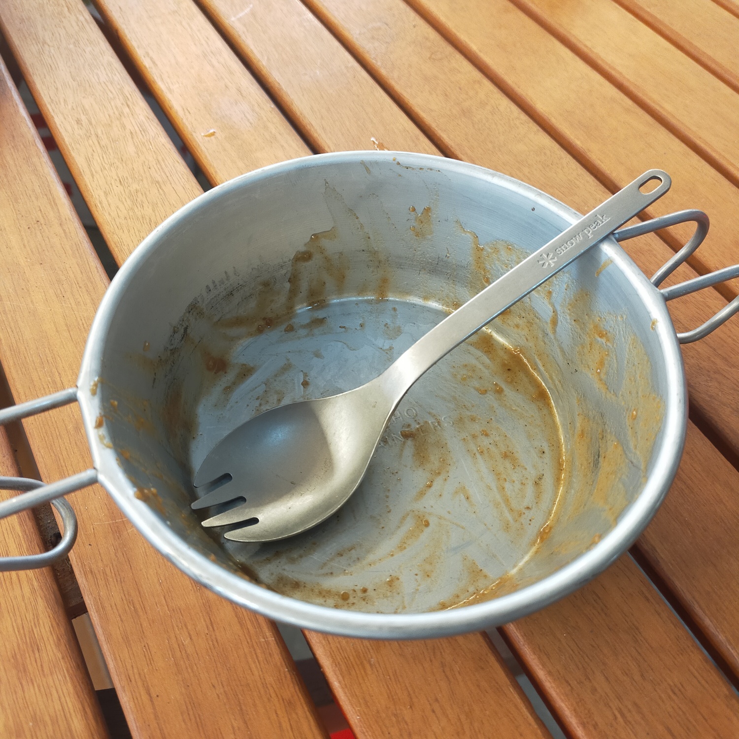カレーを食べた後の汚れた皿とスプーンがある