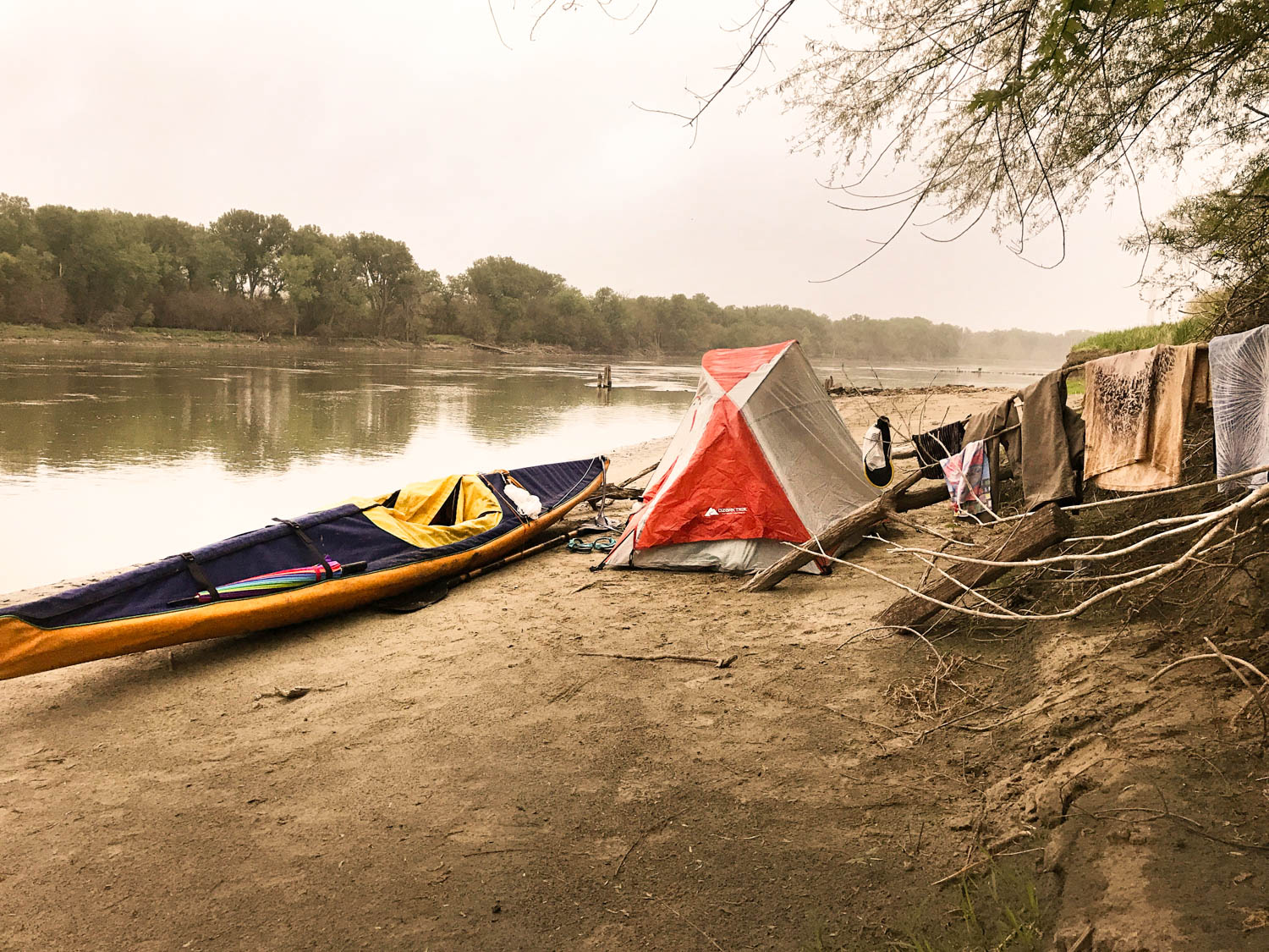 川沿いにテントを張る日常生活の様子