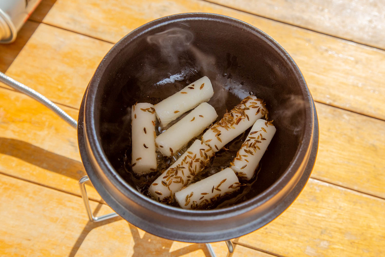 土鍋でトッペギを炒めている様子。