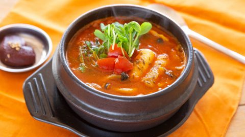 キャンプで旨いスパイスカレー！韓国の土鍋で作る熱々の『トッポギのスープカレー』