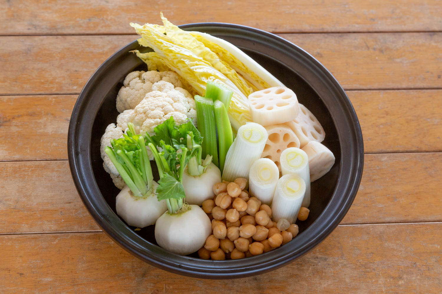 タジン鍋に野菜と豆を並べた様子。
