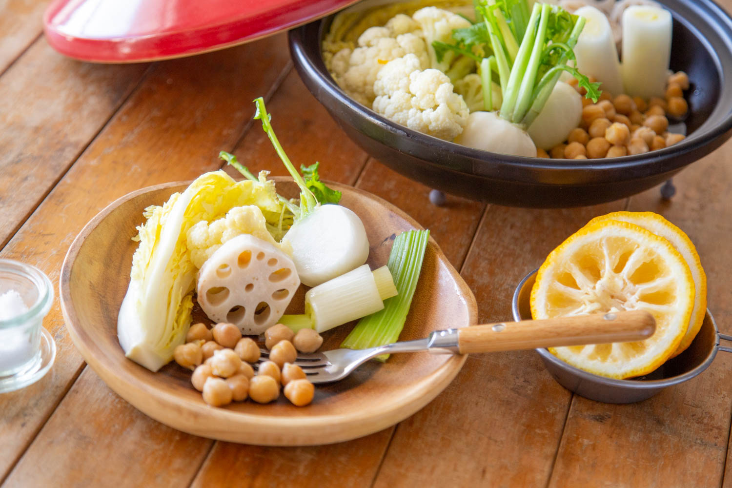 蒸しあがった野菜と豆を取り分けた様子。