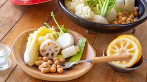 冬キャンプに！栄養がたっぷり摂れる温サラダ『ゆず香る冬野菜とひよこ豆のオイル蒸し』