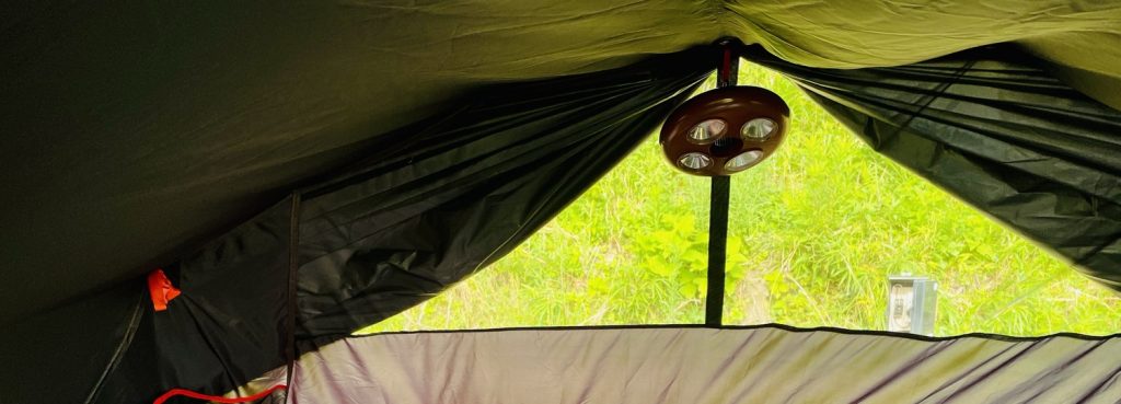 テント内につるしたライト
