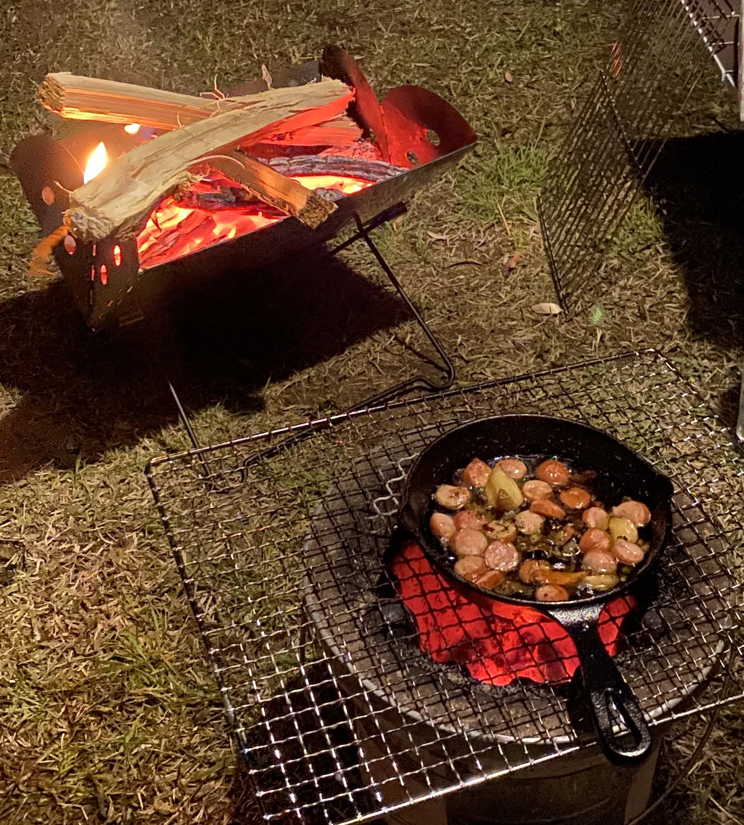 ソロキャンプに「七輪」がおすすめな理由 | 炭火コンロ・BBQグリル 【BE-PAL】キャンプ、アウトドア、自然派生活の情報源ビーパル