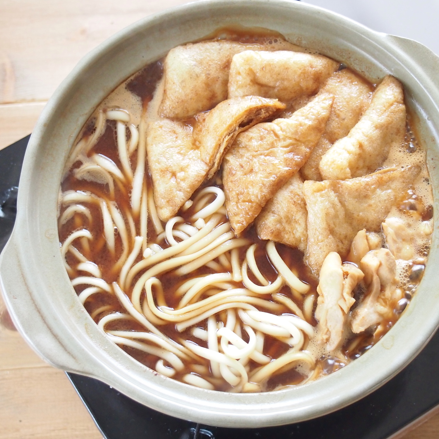 うどんに食材を入れる