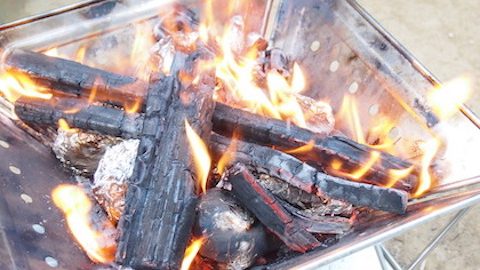 焚き火に放り込むだけの料理!?ほったらかしでできる簡単で美味しい「焚き火料理」の作り方