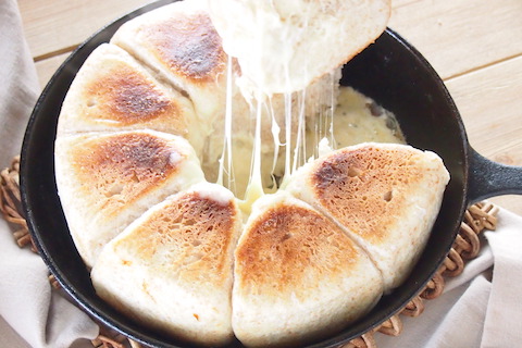 キャンプ定番のスキレットで焼きたてパンを作る！簡単チーズフォンデュちぎりパン