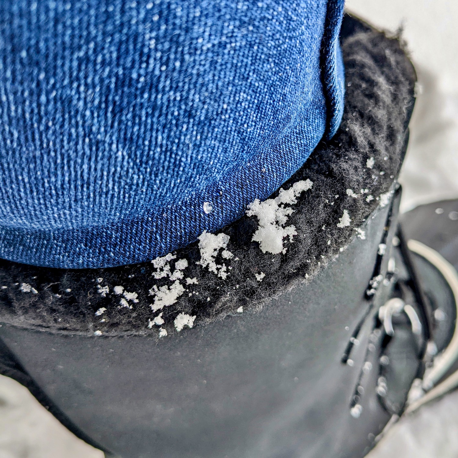 履き口のボアに雪がついている