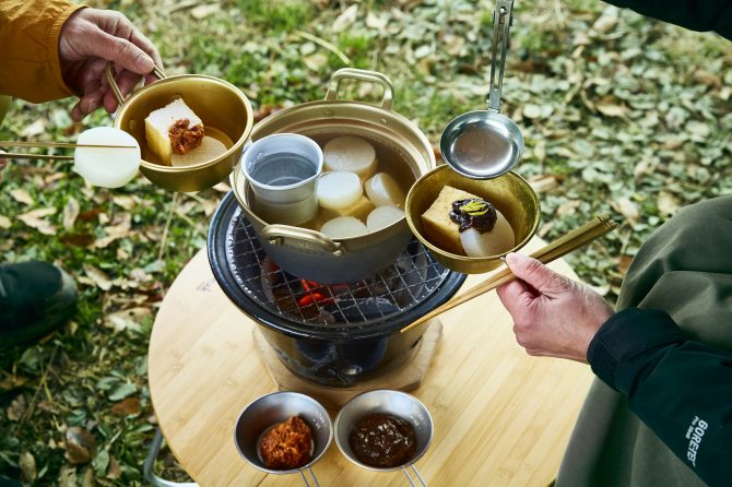 七輪で作ったふろふき大根をよそっている