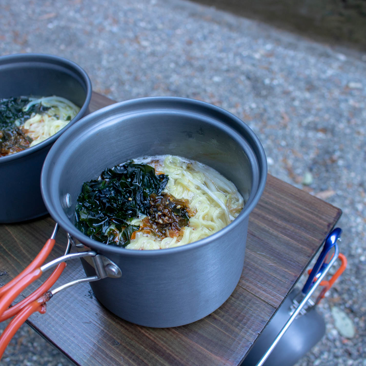 小鍋の中にインスタントラーメンがある。