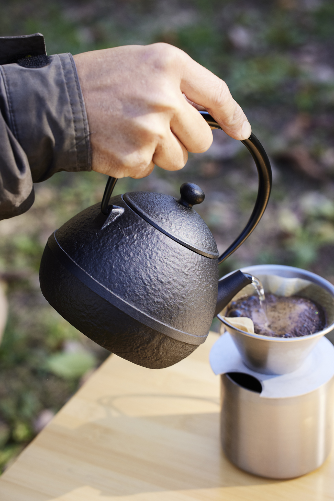 小型の鉄瓶からコーヒーフィルターに湯を注いでいる。