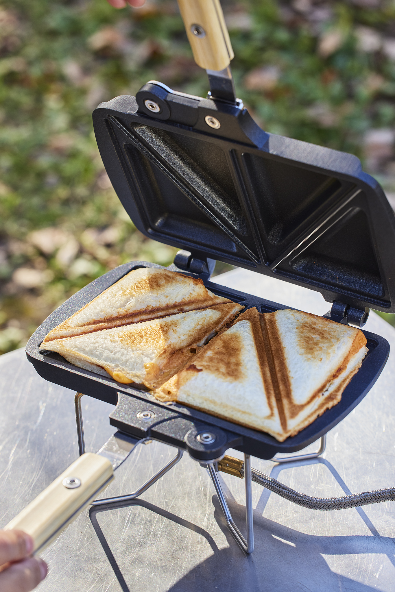 ホットサンドメーカーで2つのホットサンドを焼いている。