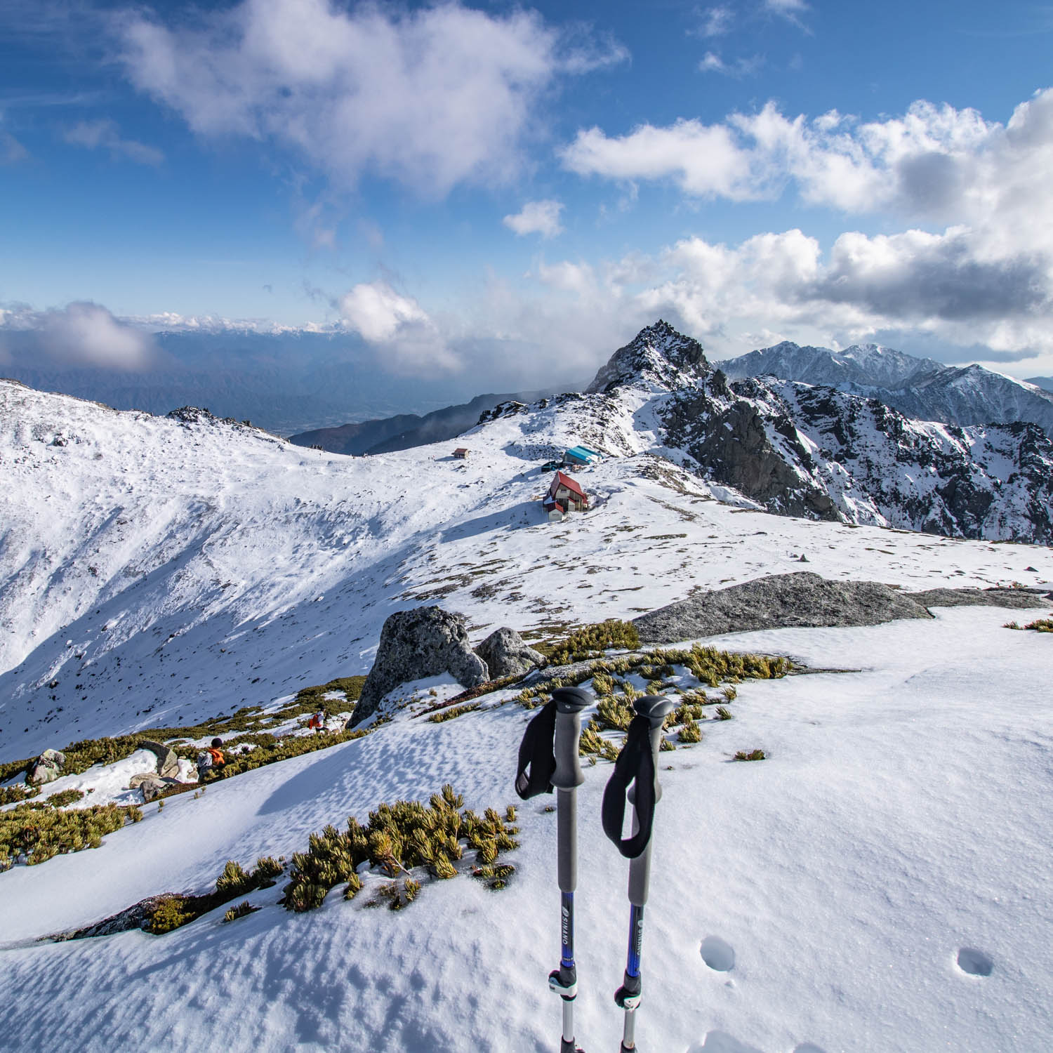 雪山の稜線に山荘が二軒立っている。