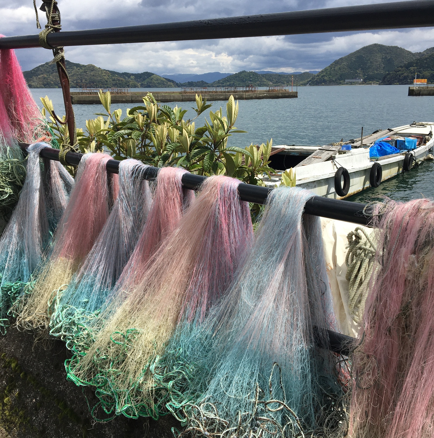 沖島のアユ漁に使われるカラフルな網