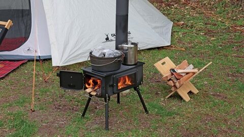 冬キャンプで使うおしゃれな薪ストーブ。選び方のポイントは？