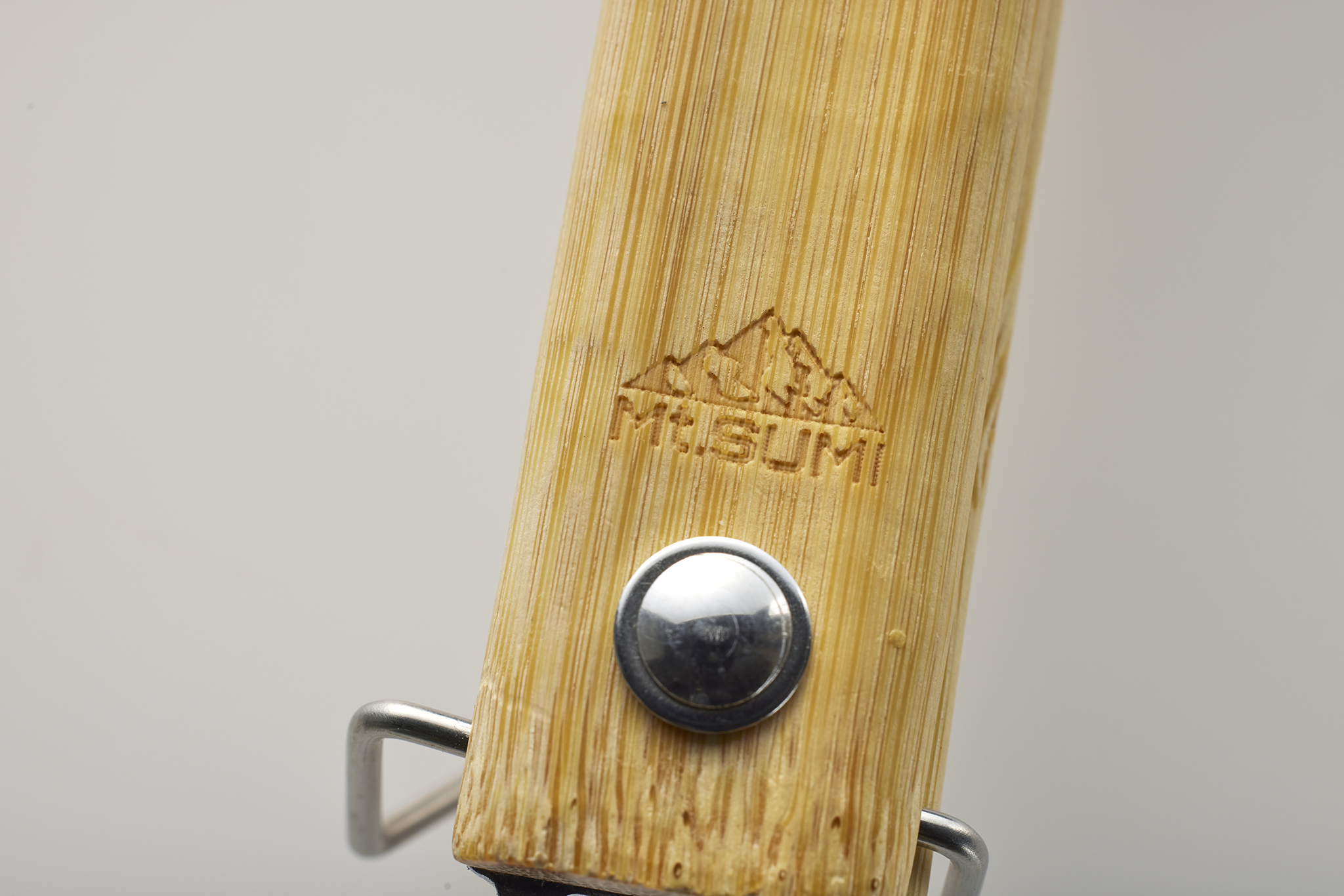 竹製ハンドルに「マウントスミ」の焼き印が押されている。
