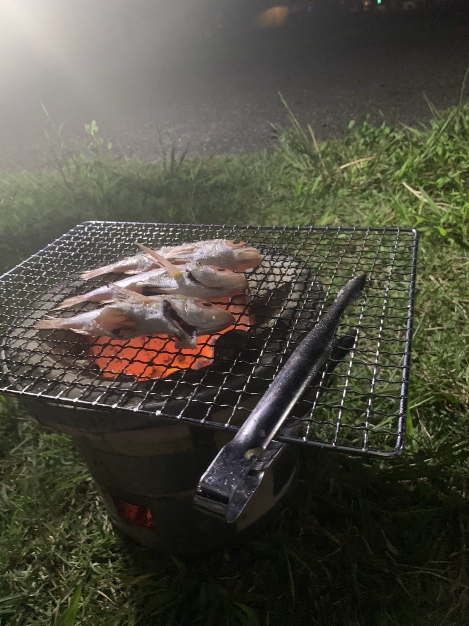 七輪の上で魚を焼いている