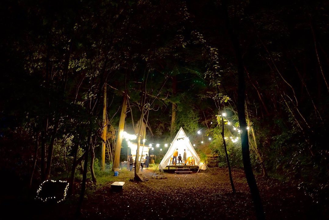夜の「森のキャンプベース」