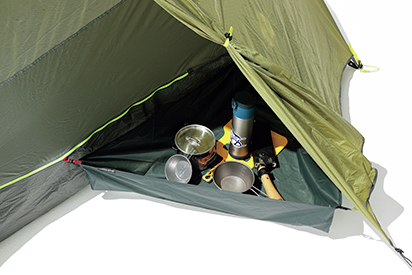テントの前室に置いたクッカーやシェラカップ、鉈、水筒